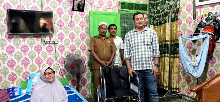 Galeri : Penyerahan Kursi Roda untuk Lansia Oleh Faisal Ridha_aleg DPRK BNA