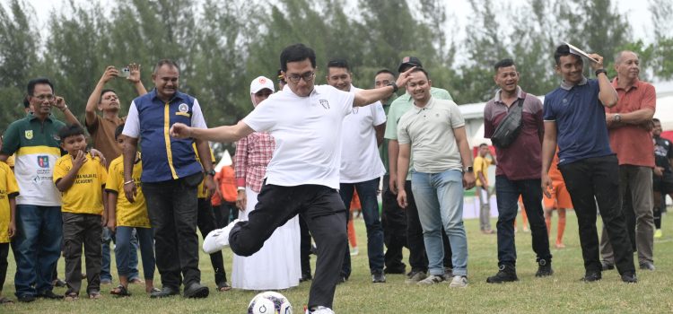 Galeri : Ketua DPRK Banda Aceh menghadiri Pembukaan Kejuaraan Sepakbola Antar SSB U16 Se-Banda Aceh Galeri : Ketua DPRK Banda Aceh menghadiri Pembukaan Kejuaraan Sepakbola Antar SSB U16 Se-Banda Aceh
