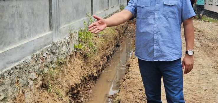 Daniel Abdul Wahab Advokasi Pembangunan Saluran drainase dan Jalan Warga Perbatasan Lamdom-Bathoh