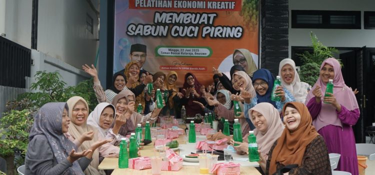 Buka Peluang Bisnis, Ibu-Ibu PKK Kecamatan Kuta Alam Dilatih Membuat Sabun Cuci Piring