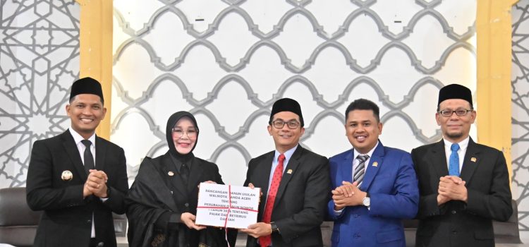 Wali Kota Serahkan Raqan Perubahan Tentang Pajak dan Retribusi Daerah Kepada DPRK