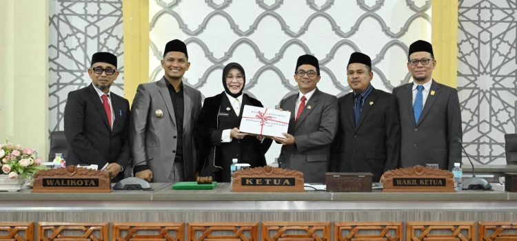 Walikota Serahkan Dokumen Raqan RPJM Banda Aceh Tahun 2025-2029 Kepada DPRK
