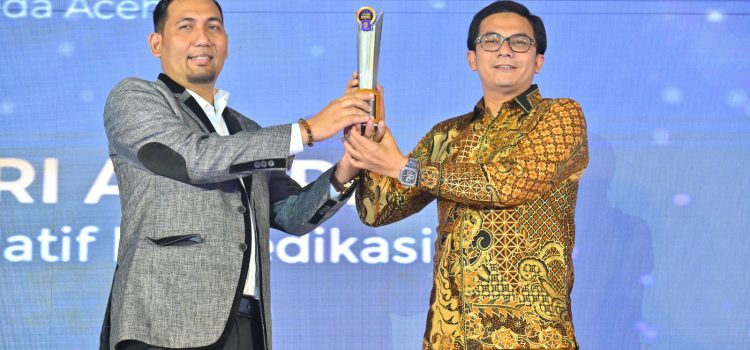 Anggota DPRK Banda Aceh Menerima Penghargaan The Aceh Post Awards 2025