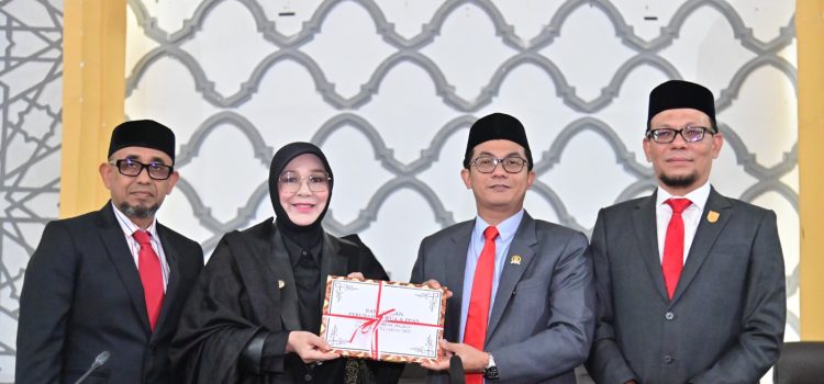 Wali Kota Serahkan Dokumen RKUA-PPAS APBK-Perubahan Banda Aceh  ke DPRK