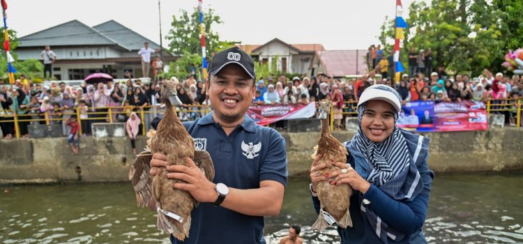 Serunya Lomba Tangkap Bebek dan Pukul Bantal di Krueng Lampaseh, Daniel: Rayakan Kemerdekaan dengan Sukacita Serunya Lomba Tangkap Bebek dan Pukul Bantal di Krueng Lampaseh, Daniel: Rayakan Kemerdekaan dengan Sukacita