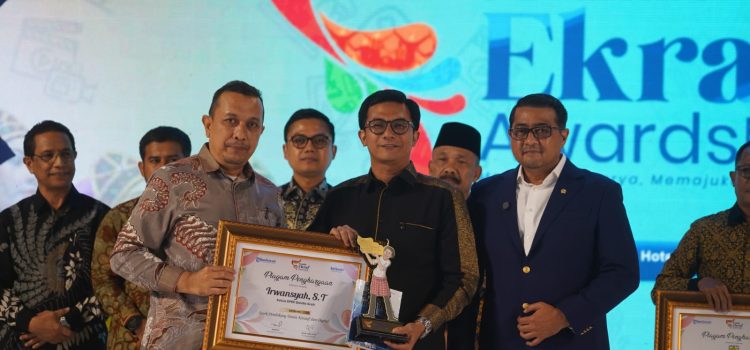 Peduli Terhadap Pengembangan Ekonomi Kreatif, Ketua DPRK Banda Aceh Dianugerahi Serambi Ekraf Award 2025