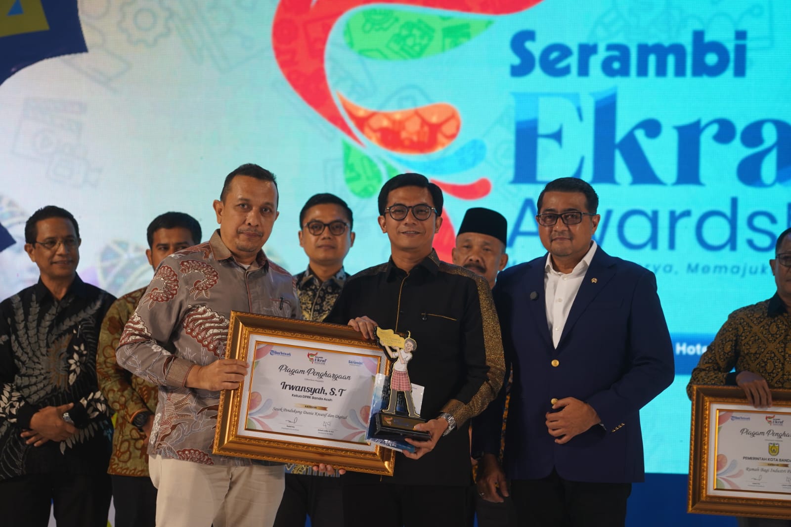 Peduli Terhadap Pengembangan Ekonomi Kreatif, Ketua DPRK Banda Aceh Dianugerahi Serambi Ekraf Award 2025
