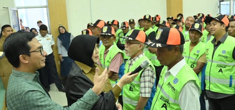Wali Kota dan Ketua DPRK Serahkan Atribut Baru untuk Jukir di Banda Aceh