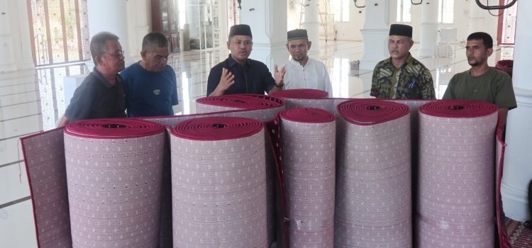 Daniel Abdul Wahab Serahkan Ambal untuk Masjid Kemukiman Tgk Chiek Di Lamjabat