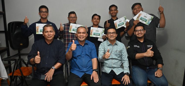 Galeri : Pembagian Hadiah Kepada Pemenang Lomba Video Qurban oleh Ketua DPRK Banda Aceh Galeri : Pembagian Hadiah Kepada Pemenang Lomba Video Qurban oleh Ketua DPRK Banda Aceh