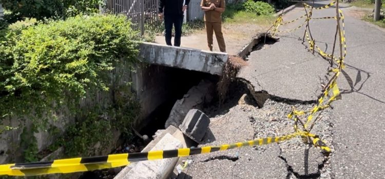 Tuanku Muhammad : Jalan Longsor di Pango Raya akan Segera Diperbaiki Tuanku Muhammad : Jalan Longsor di Pango Raya akan Segera Diperbaiki