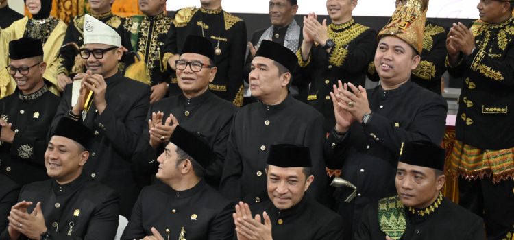 Balutan Pakaian Adat, Serune Kale, dan Jamuan Khas Aceh Warnai Paripurna HUT Banda Aceh
