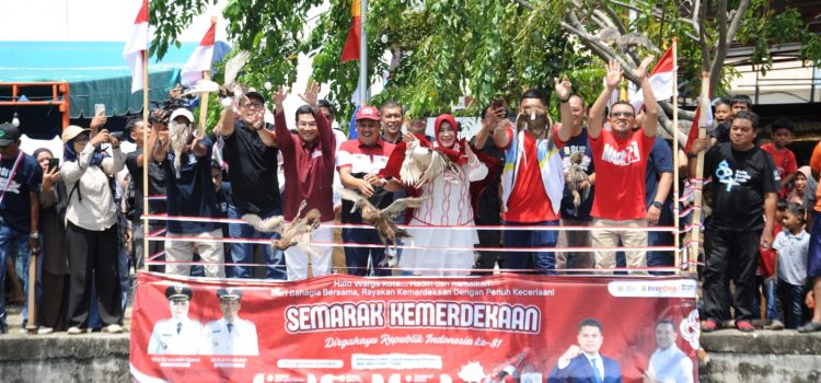Wali Kota dan Pimpinan DPRK Lepas Bebek Bersama pada Semarak Kemerdekaan Bersama Daniel A Wahab di Krueng Lampaseh