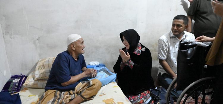 Wali Kota Illiza dan Faisal Ridha Serahkan Kursi Roda kepada 3 Warga Lansia