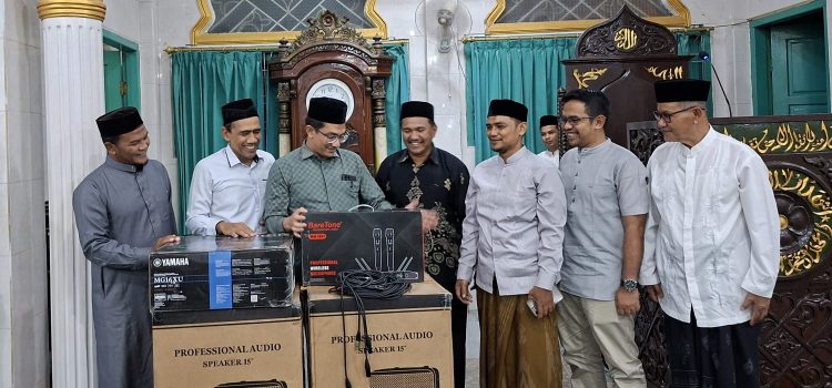 Irwansyah ST Serahkan Pengeras Suara untuk Masjid Al Falah Neusu Jaya Irwansyah ST Serahkan Pengeras Suara untuk Masjid Al Falah Neusu Jaya