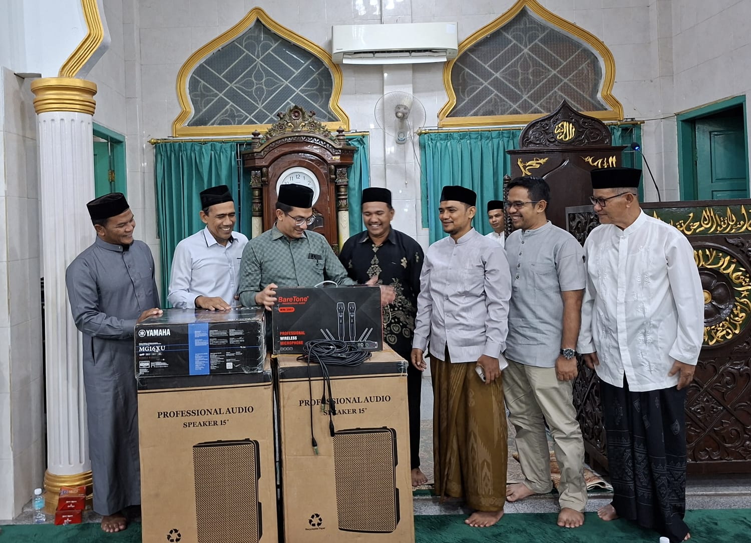 Irwansyah ST Serahkan Pengeras Suara untuk Masjid Al Falah Neusu Jaya
